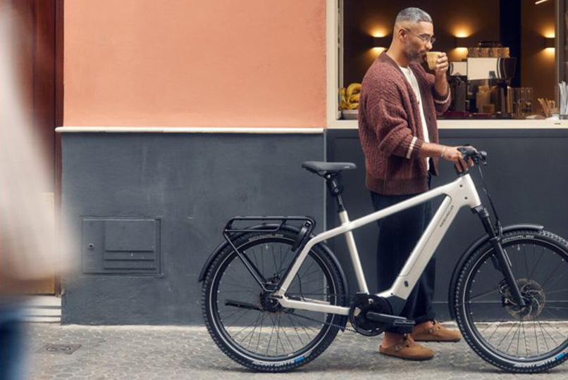 Man standing next to the Riese M