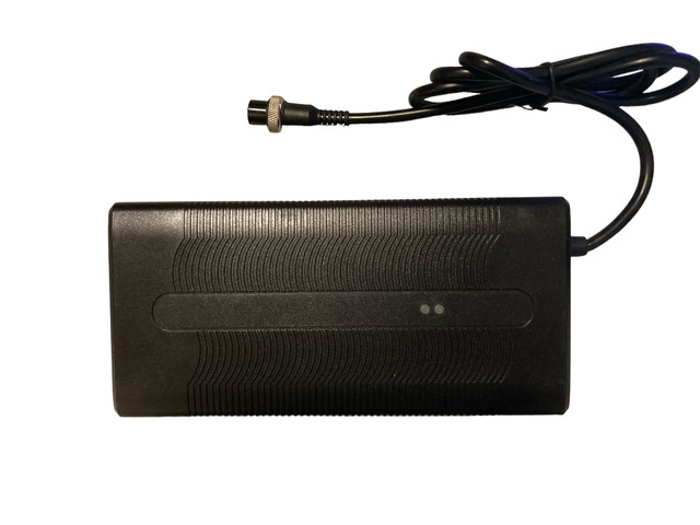 shch003 Veteran Abrams -laturi 100.8V 2,3A - Image 1